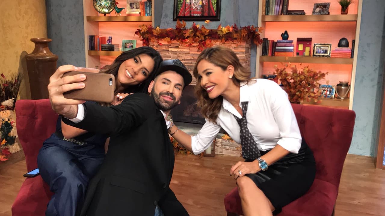 Sorprendimos a Jomari Goyso tomándose una 'selfie' con este par de bellas, Francisca y Karla.