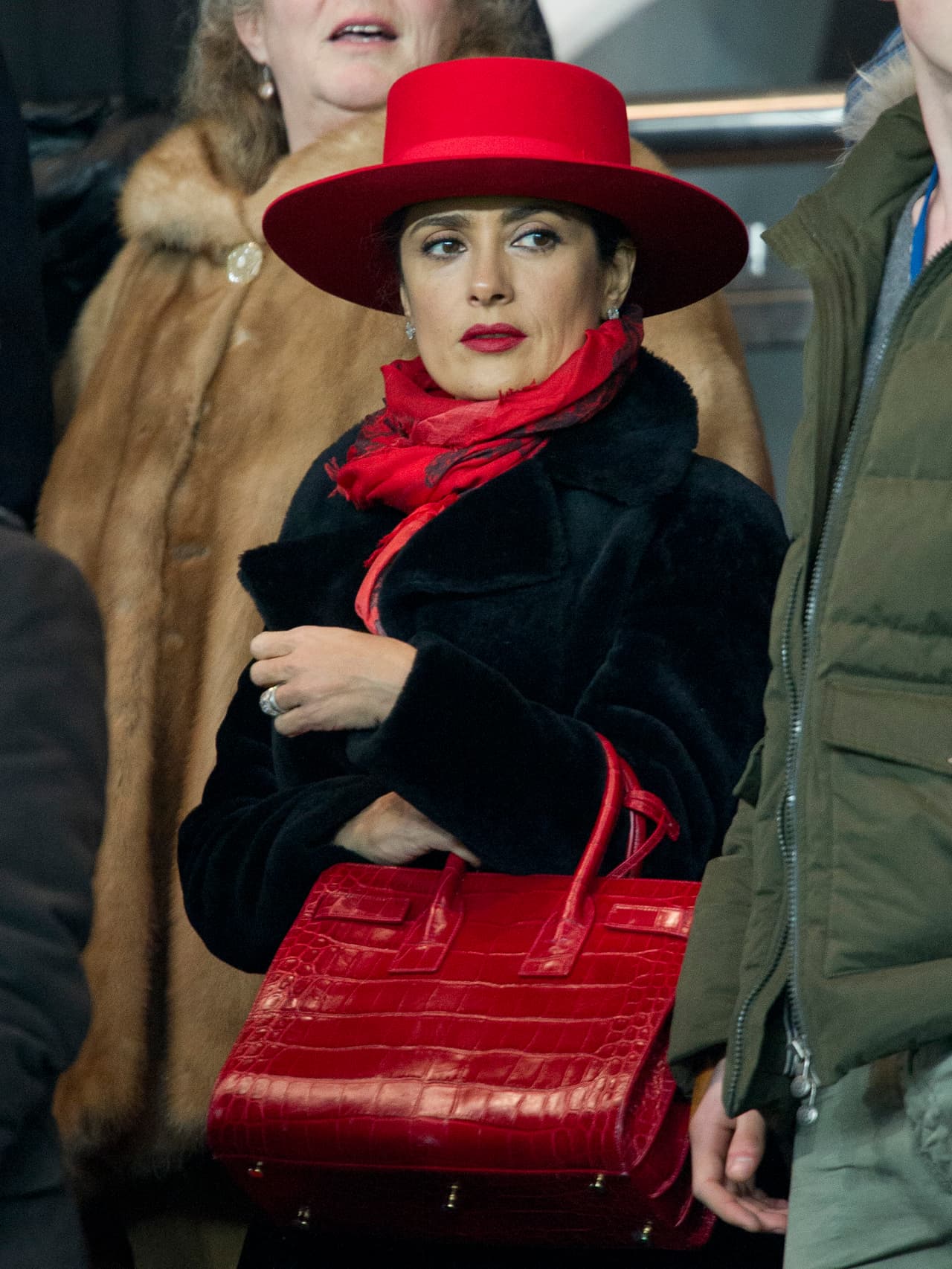 Olvídate de los aburridos sombreros en negro. Ya sea para un evento más casual o algo un tanto formal, un sombrero en rojo no dejara que pases desapercibida.