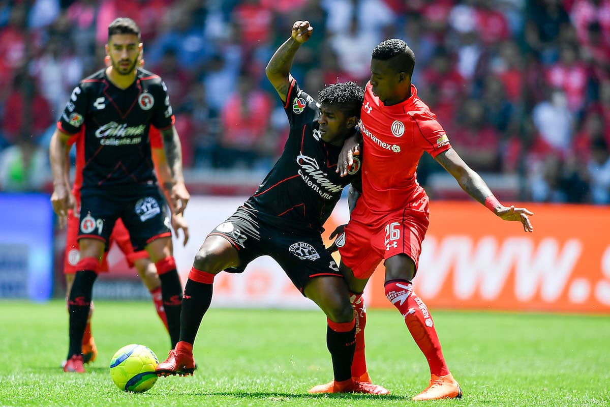 Los locales no se querían conformar con el 1-0 y siguieron atacando en busca de ampliar la ventaja y no sufrir.