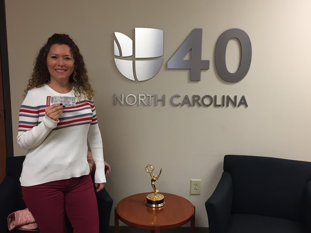 Una de las ganadoras de los boletos para asistir al concierto de Gilberto Santa Rosa en Raleigh