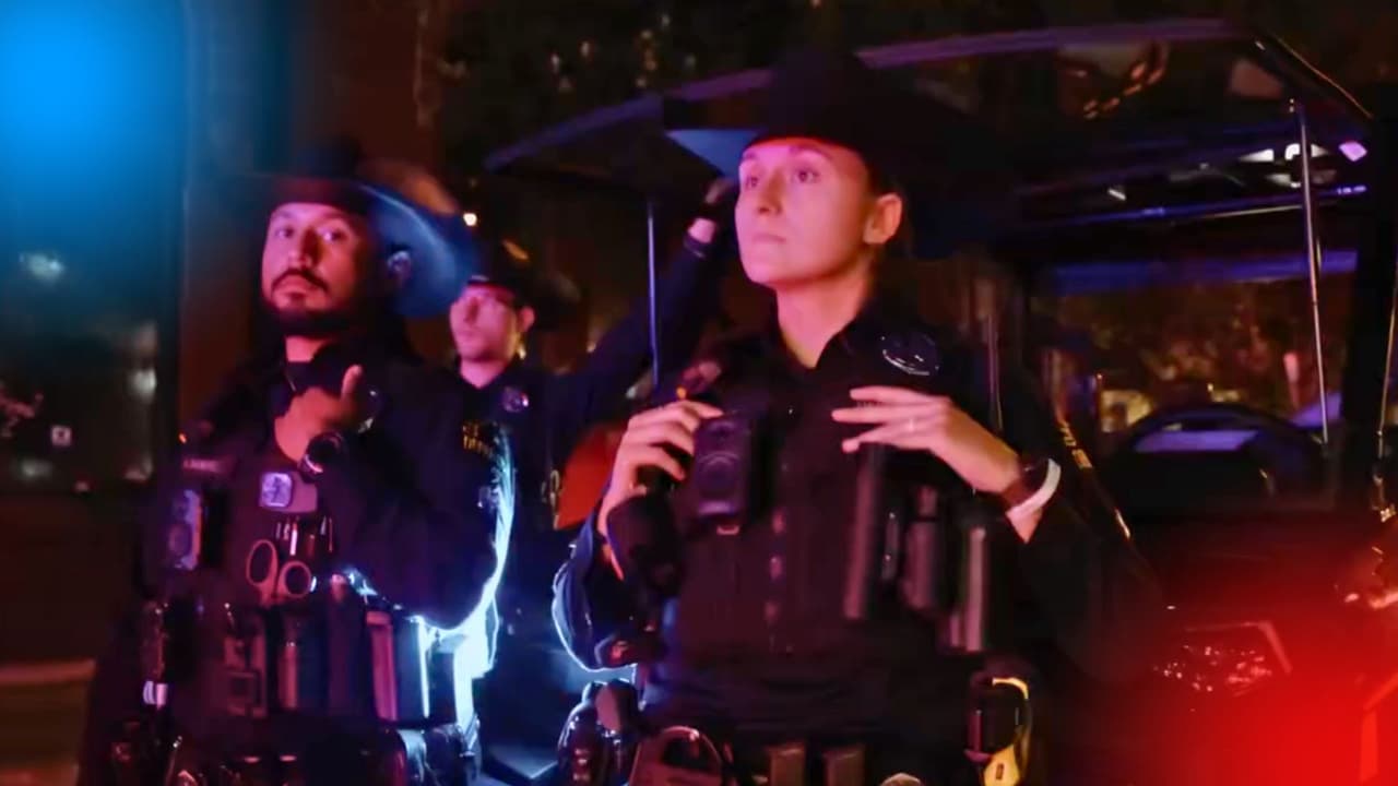 Con botas, placa y ahora sombrero, la policía de Dallas luce más vaquera que nunca. Un cambio pequeño en apariencia, pero con mucho peso simbólico: reforzar el orgullo texano y hacer del reclutamiento algo un poco más atractivo…
<b>y bastante más fotogénico.</b>