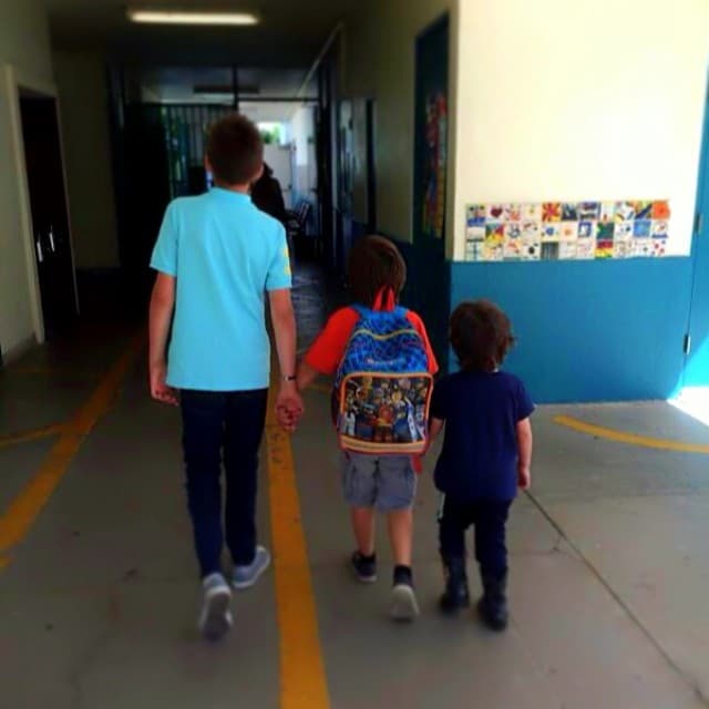 Quienes se cuidan entre sí en todo momento, incuso, al entrar al colegio.