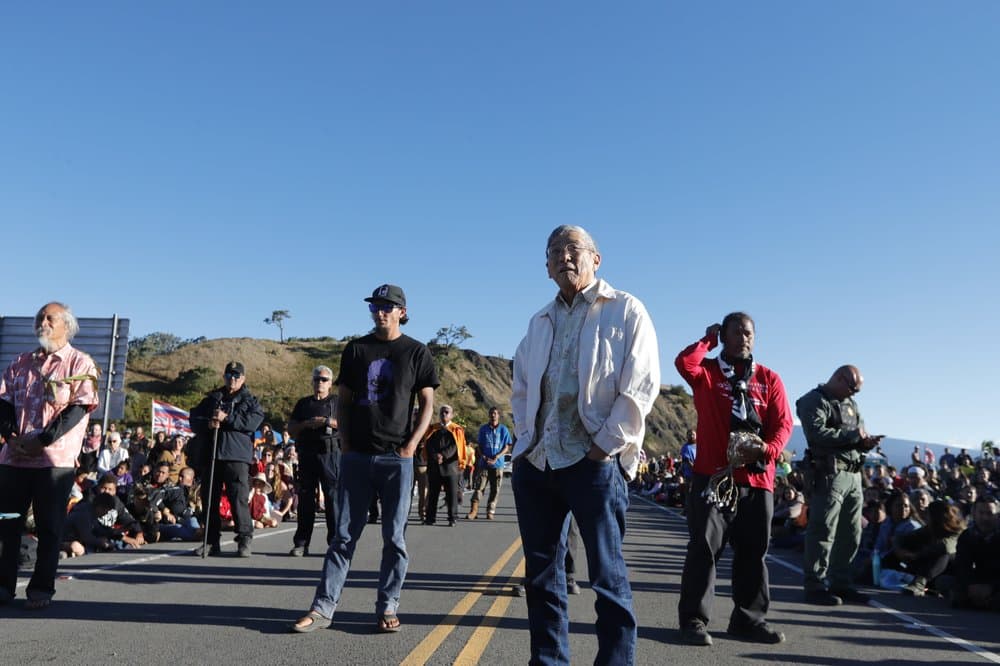 La protesta, que bloquea la carretera para evitar que entren los equipos de construcción, se encuentra en su décimo día.