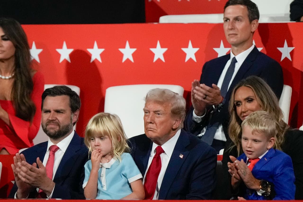 Trump, acompañado de su candidato a vicepresidente, JD Vance, y algunos miembros de su familia mientras escuchan a Eric Trump dar su discurso ante el público de la Convención Nacional Republicana.