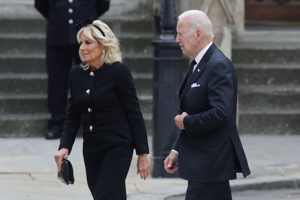 El presidente de EEUU, 
<b>Joe Biden</b>, llegó al funeral de la Reina Isabel II con la primera dama, 
<b>Jill Biden</b>. De luto, su llegada a la Abadía de Westminster era uno de los momentos más esperados por los millones de personas que 
<a href="https://www.univision.com/noticias/mundo/en-vivo-funeral-estado-reina-isabel-ii-streaming">están siguiendo en vivo una cita internacional de una envergadura que no se veía en décadas.</a>