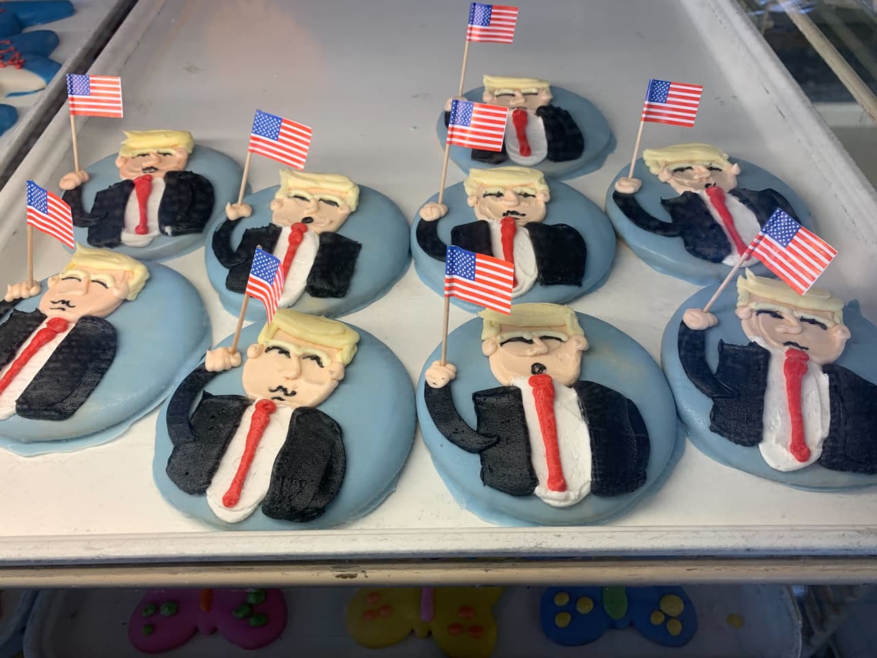 "Las Trump cookies" tienen un precio de $4.95 y no, no han sido las únicas inspiradas en políticos. El panadero nos contó que también en su momento hizo galletas del presidente Joe Biden y que usa la misma receta.
