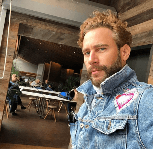 En julio de 2010 la actriz Maite Perroni y Carlos de la Mota confirmaron por todo lo alto el inicio de su romance. Pero un mes después, la también cantante reveló que su noviazgo con el actor de origen dominicano había concluido.