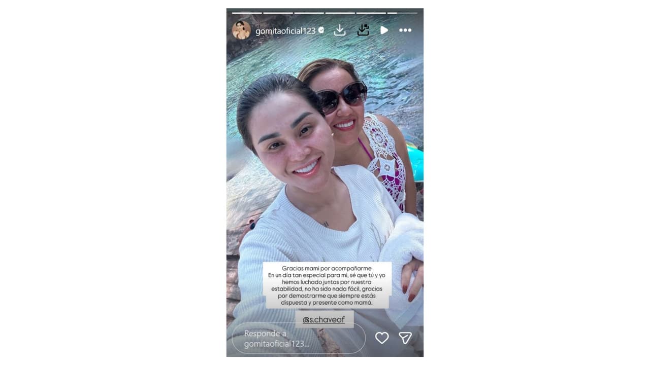 Gomita con su mamá.