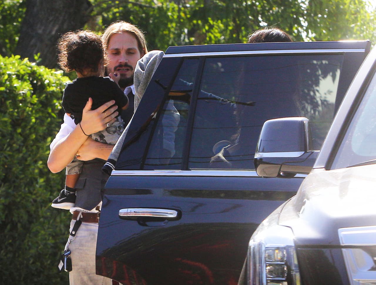 Metiéndolos con cuidado al auto.