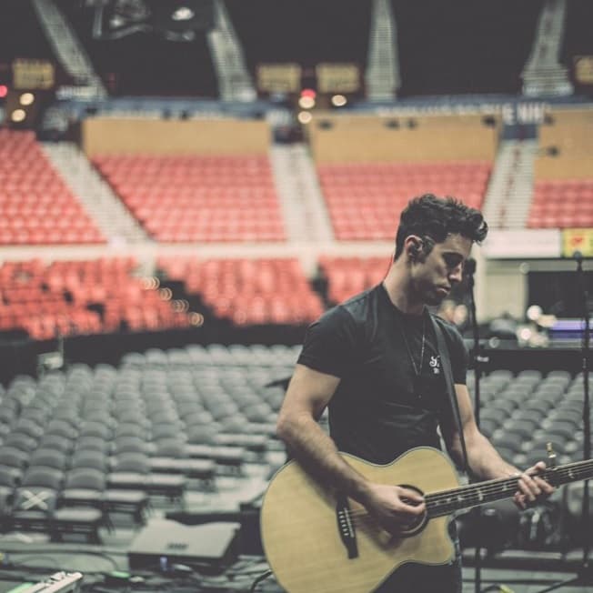 Según reporta el sitio E! News, el cuerpo cantante de 29 años fue hallado por la patrulla de caminos de Oklahoma quien notificó a la familia sobre el deceso.