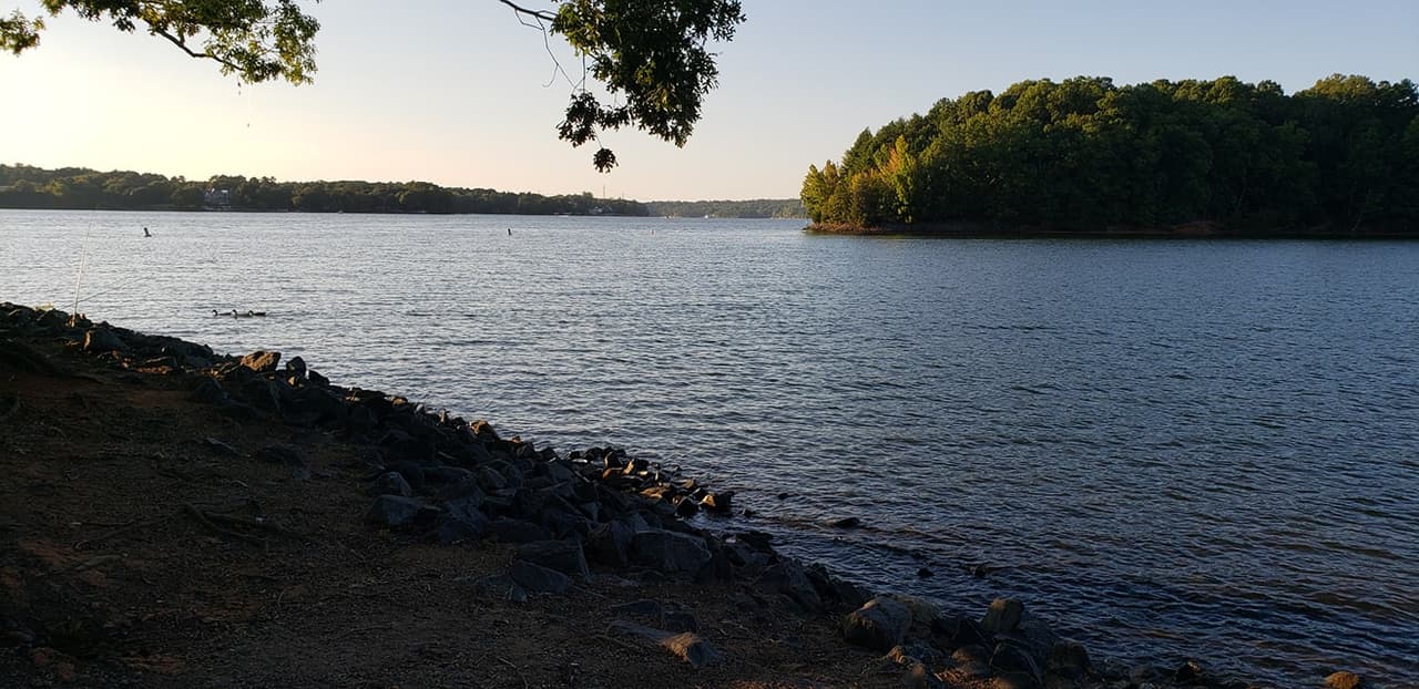 <b>Lake Wylie</b>
<br>
<b>Sitio web</b>: 
<a href="https://www.charlottesgotalot.com/blog/adventure/lake-wylie-day-trip">https://www.charlottesgotalot.com/blog/adventure/lake-wylie-day-trip</a> 
<br>
<b><a href="https://maps.app.goo.gl/duriUyuPZQARS87X9">Cómo llegar</a> </b>
<br>
<br>Ya sea que quieras nadar, pasear en moto acuática o hacer tubing (navegar en inflable), el lago Wylie te permite esto y mucho más.