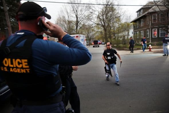 La policía confirmó vía Twitter, la detención del segundo sospechoso de los atentados del pasado lunes en el maratón de Boston (EE.UU.) y que había sido acorralado en el barrio de Watertown. "CAPTURADO!!! La caza se ha acabado. La búsqueda ha terminado. Se acabó el terror. Y la justicia ha ganado. El sospechoso está bajo custodia", se lee en el tuit de la policía de Boston. A lo largo de toda la jornada un extraordinario despliegue policial había perseguido a Dzhokhar Tsarnaev, un joven de 19 años de origen chechén, presunto coautor de los atentados. Según el diario Boston Globe, Tsarnaev fue capturado después de un tiroteo en el que resultó herido, por lo que está siendo trasladado al Hospital Mount Auburn de Cambridge. Un oficial le dijo al diario que el joven, de 19 años, se encuentra consciente. La noticia de su captura fue acogida con aplausos por el público que salió de sus casas.