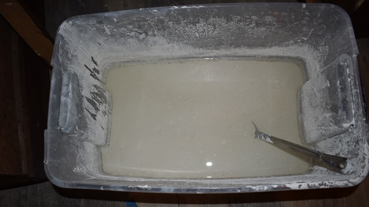 La Administración de Control de Drogas registró el miércoles una casa en la cuadra 4000 de Peachtree Drive en Buford, donde encontraron contenedores llenos de aceite de metanfetamina mientras que otros tenían una mezcla de aceite y pintura.