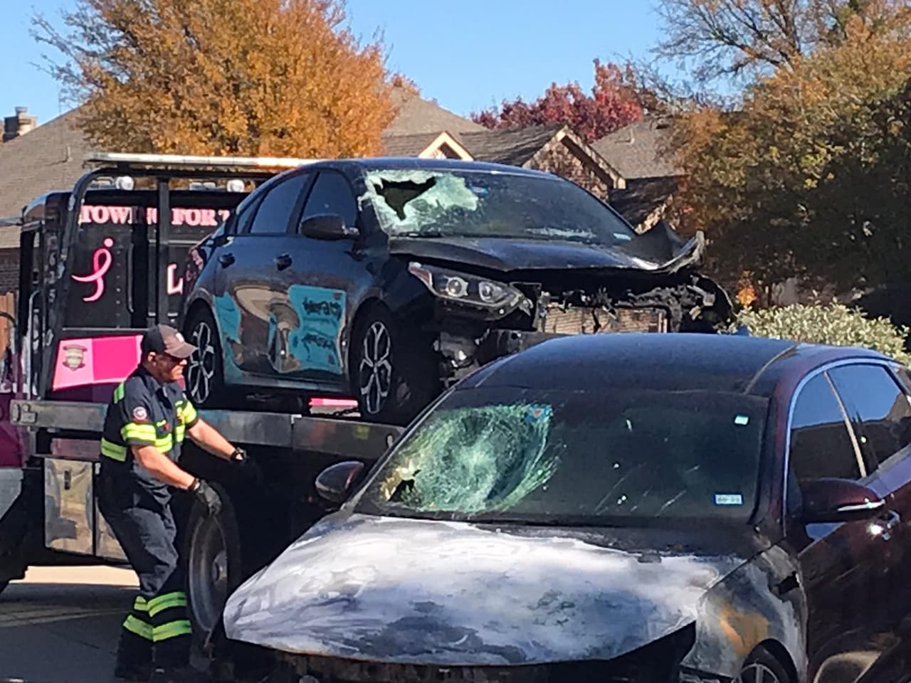 Dos autos que se encontraban estacionados afuera de la vivienda fueron incendiados.
<br>