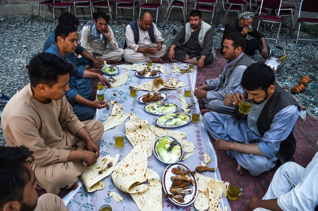 Una boda en
<a href="https://www.univision.com/temas/afganistan">Afganistán</a> es un evento en donde tradicionalmente se dan cita centenares de personas y se celebran en lugares de grandes dimensiones. Los hombres en ocasiones están separados de mujeres y niños. En la imagen los miembros del personal del salón de bodas desayunan después del atentado del sábado.