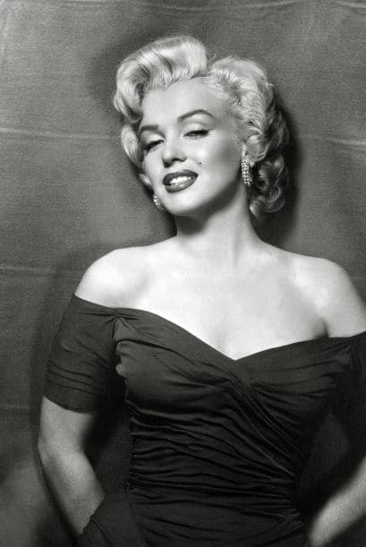 Se trata de Marilyn Monroe, a quien hace un homenaje con el peinado y vestimenta que utiliza para el videoclip 'You make It feel like Christmas'.