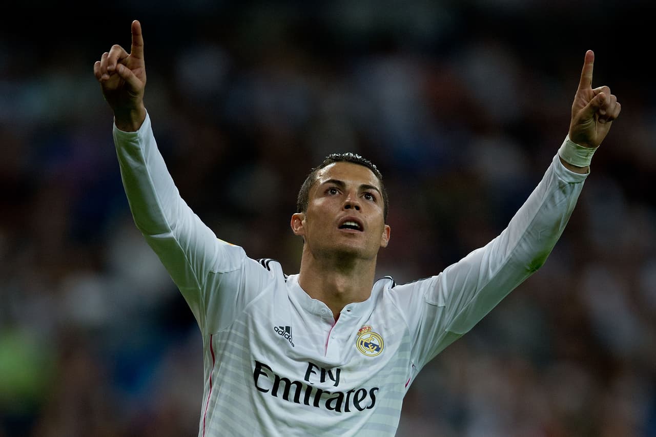 <b>Puesto 1. Cristiano Ronaldo, futbolista.</b>
<br>
<br>
<b>546.1 millones de seguidores en redes sociales.</b>
<br>
<br>Es la persona con más seguidores en Instagram y Facebook.
<br>
<br>
<a href="https://www.instagram.com/cristiano/"><u>Instagram</u></a>: 303 millones de seguidores.
<br>
<br>
<a href="https://www.facebook.com/Cristiano"><u>Facebook</u></a>: 148 millones de seguidores.
<br>
<br>
<a href="https://twitter.com/Cristiano"><u>Twitter</u></a>: 92.3 millones de seguidores.
<br>
<br>
<a href="https://www.youtube.com/user/CristianoRonaldo"><u>Youtube</u></a>: 1.7 millones de seguidores.
<br>
<br>
<a href="https://www.tiktok.com/@cristiano.ronaldo_._?lang=en"><u>Tik Tok</u></a>: 1.1 millones de followers.