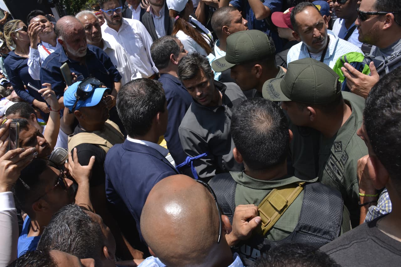 La libertad de López es uno de los mayores indicativos de las divisiones que hay dentro de las fuerzas armadas venezolanas y de los servicios de inteligencia del Estado y por tanto el que apareciera en la calle tuvo un gran valor simbólico para los que adversan a Nicolás Maduro.