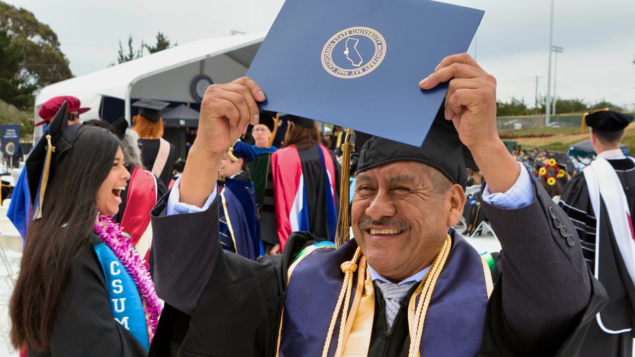 De los campos de cultivo a las aulas: a los 58 años, exjornalero se gradúa con honores de la universidad