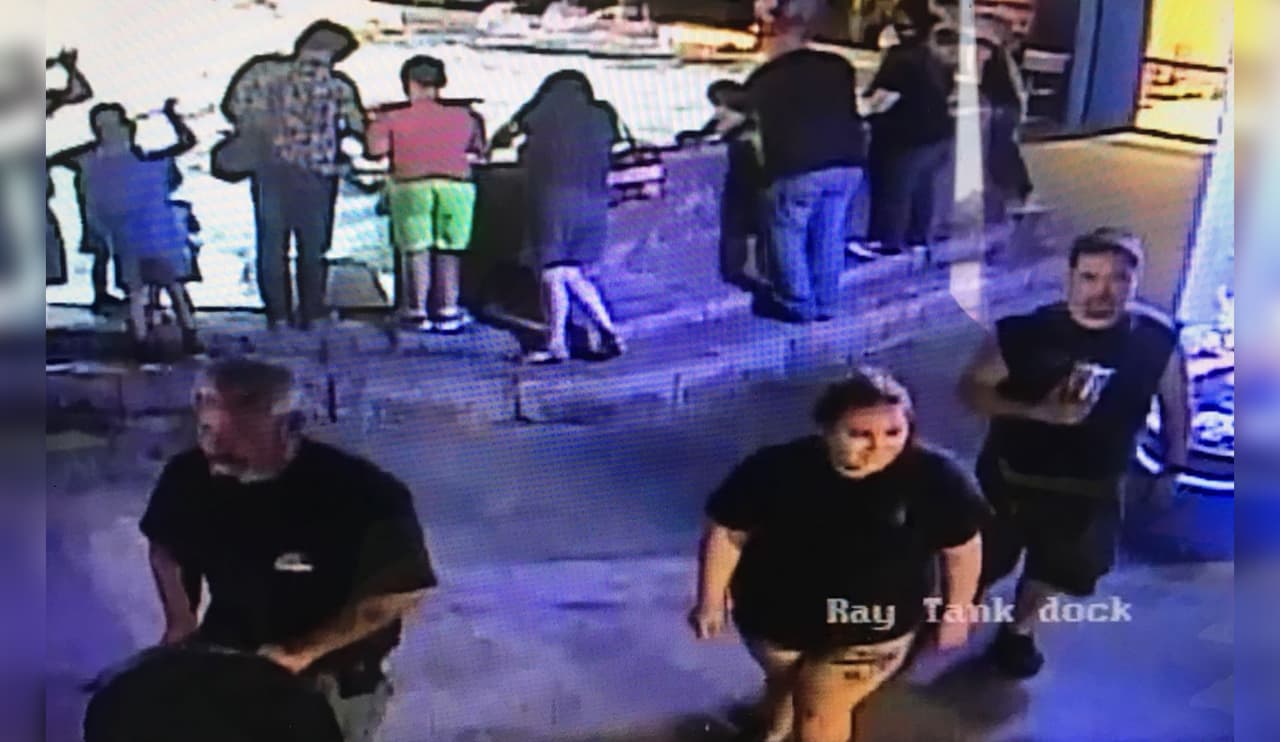 Estas tres personas captadas en las cámaras del acuario son sospechosas de robarse a un tiburón.