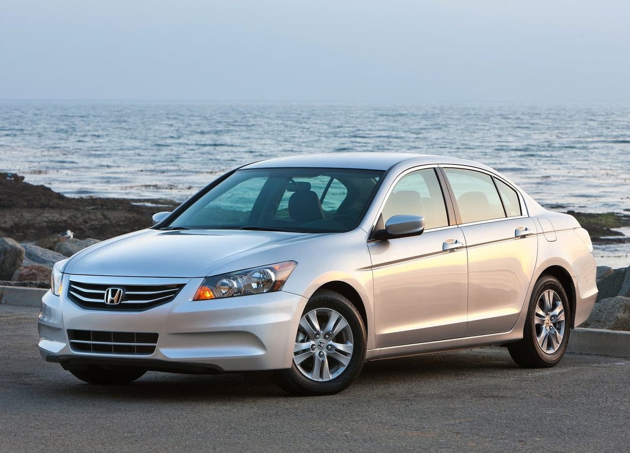 <h3 class="cms-H3-H3"><b>Honda Accord 2011 </b></h3>
<br>
<br>
<b>Precio promedio: </b>$9,363
<br>
<br>El Honda Accord, uno de los sedanes más vendidos de Estados Unidos, es digno de ser considerado incluso en su modelo 2011. En esta edición, el sedán mediano recibió una actualización de medio ciclo en su apariencia y cifras de consumo de combustible mejoradas.
<br>