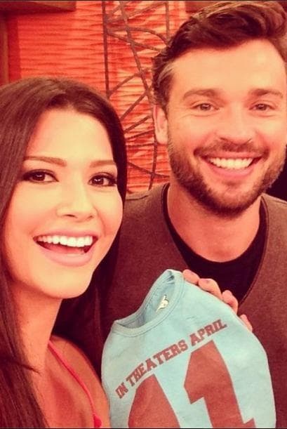 Durante su visita a Despierta América, Tom Welling llegó con todo y un regalito para ella.
