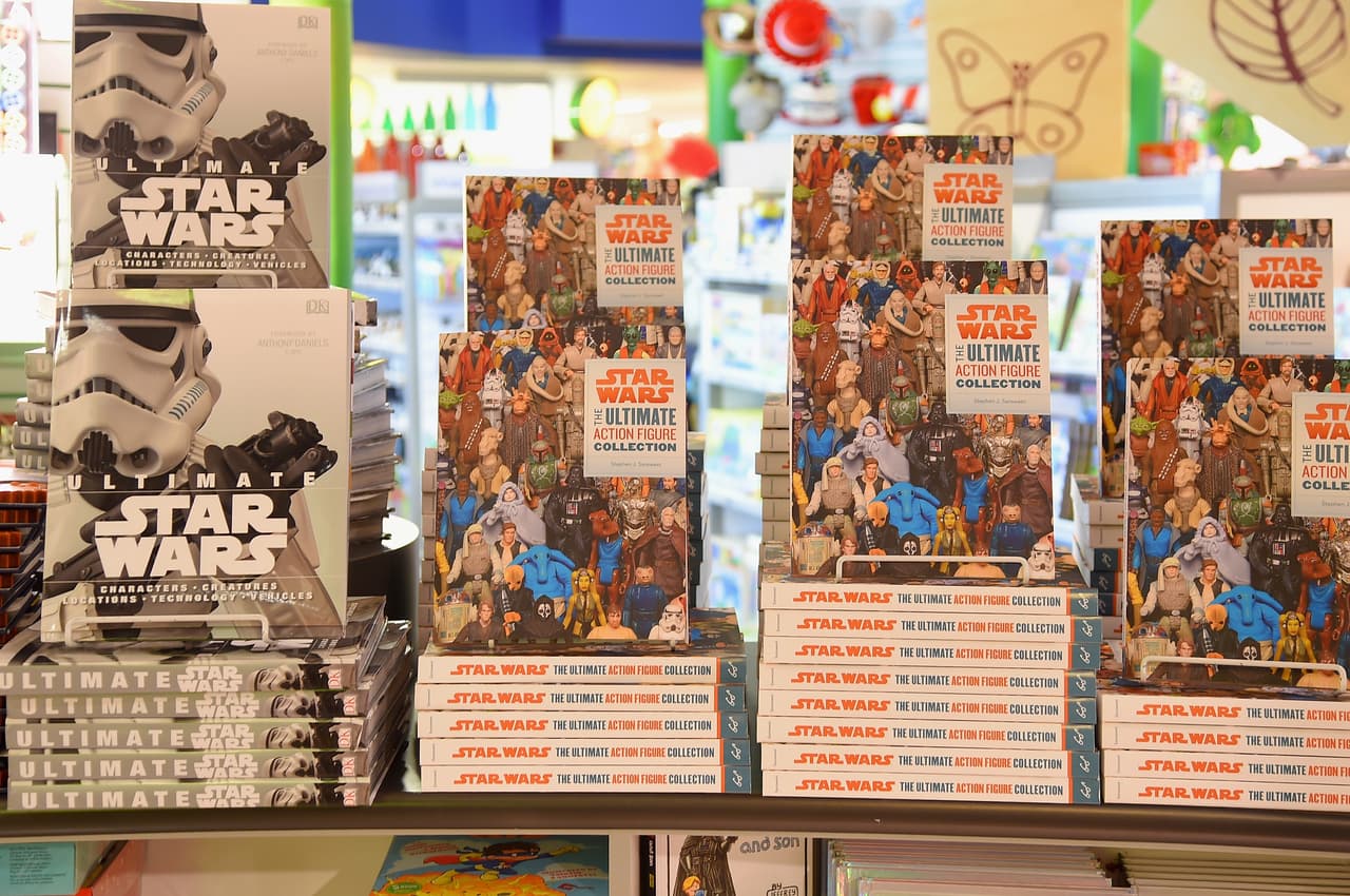 Libros con guías de los personajes.