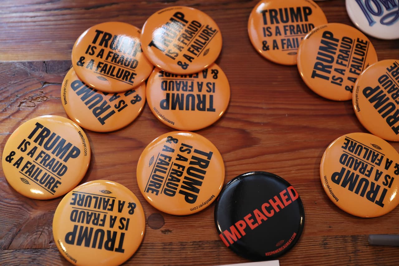 "Trump es un fraude y un fracaso", leen estos botones de la campaña de Tom Steyer en Iowa. Steyer no figura arriba en las encuestas, pero en este imprevisible estado, es uno de los candidatos que busca al menos ser 'la segunda opción'.