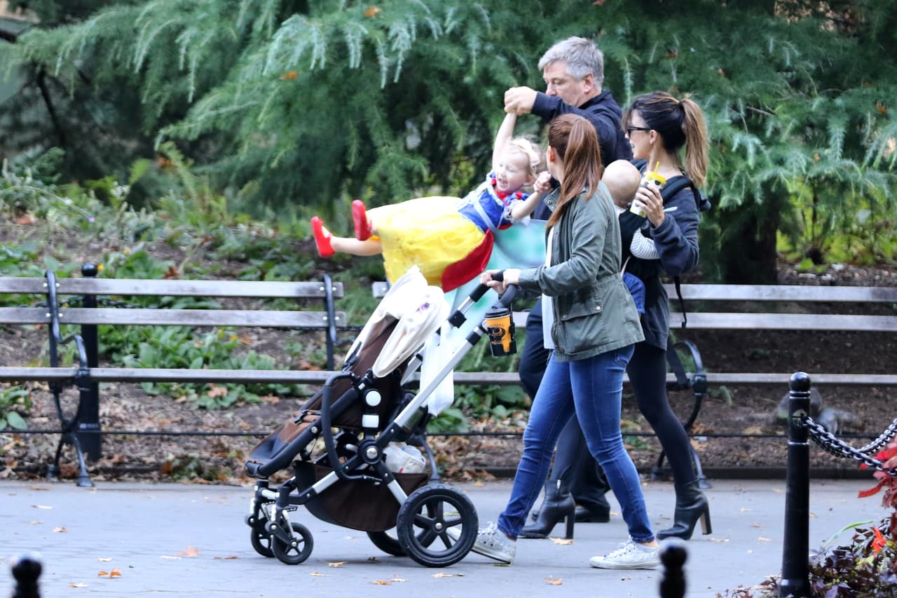 La instructora de yoga contó por medio de sus historias de
<b><a href="https://www.instagram.com/hilariabaldwin/" target="_blank"> Instagram </a></b>un poco de la conversación que tuvo este viernes 1 de noviembre con su marido y sus niños: Carmen (6 años), Rafael (4), Leonardo (3) y Romeo (1).
<br>