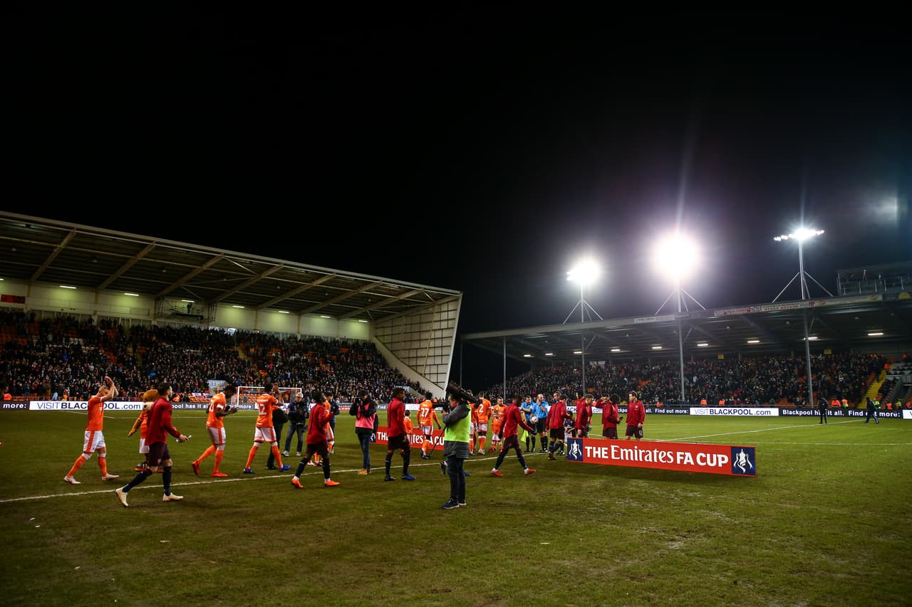 El modesto Bloomfield Road recibió este sábado al Arsenal, un partido interesante para los aficionados del Blackpool, quienes hace algunos años jugaban en la Premier.
