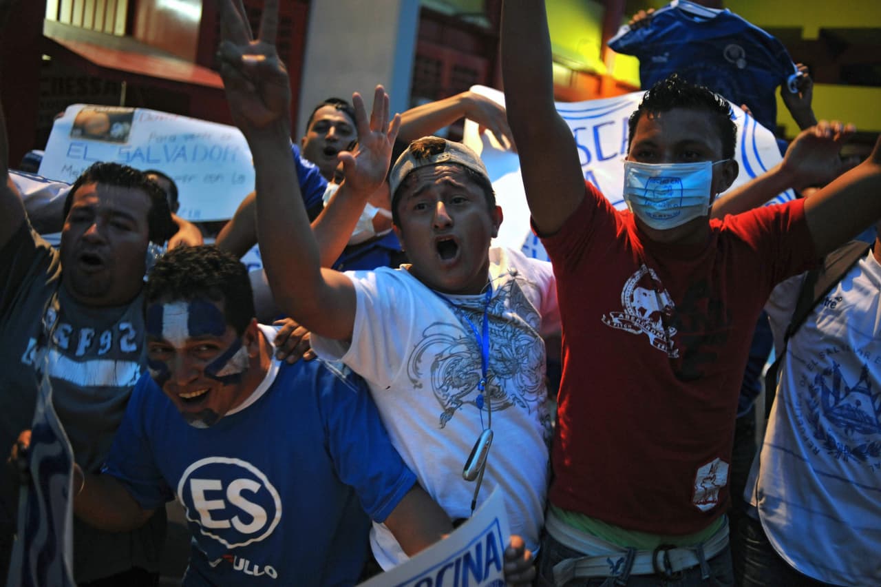 Lo que sobresalía del color previo eran personas con mascarillas, mantas de cerdos con la playera mexicano y gritándoles enfermos a los jugadores.