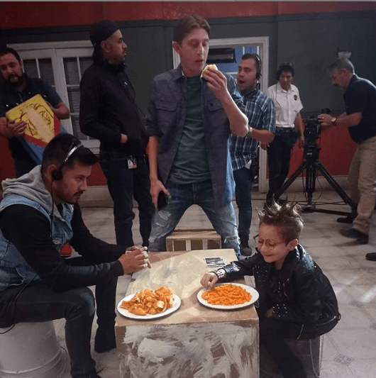 Durante las grabaciones de Vecinos, Said aprovecha para comer algunas frituras como cualquier niño y convivir con sus compañeros.
<br>