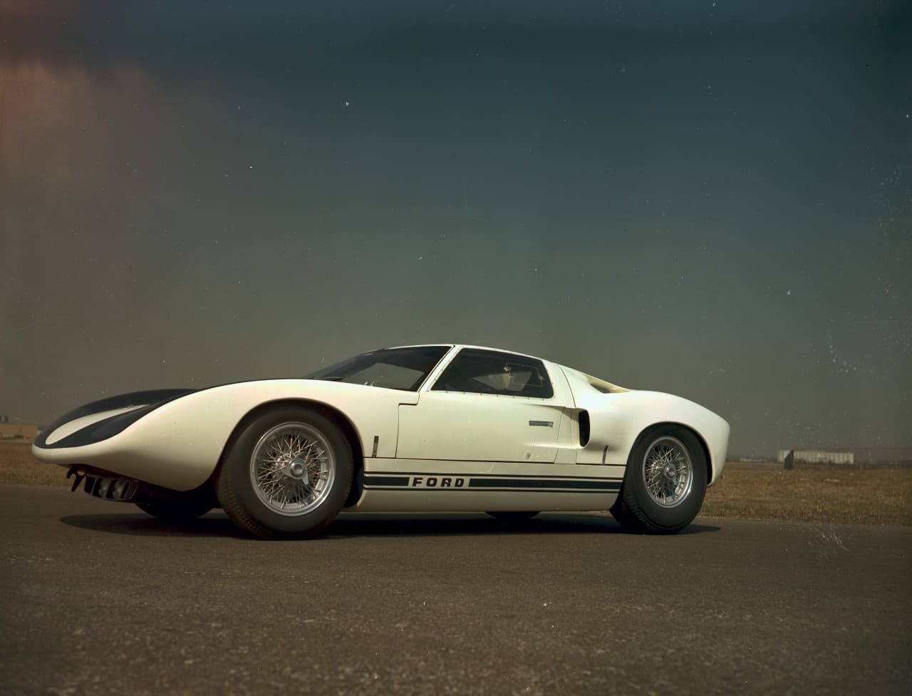 <h3 class="cms-h3-H3">3. Ford GT40 1964 - 1969</h3>
<br>
<br>
<b>Diseño básico por John Frayling para Lola Cars.</b>
<br>
<br>La historia del legendario Ford GT40 la documentamos en 
<a href="https://www.univision.com/noticias/autos-historicos/ford-v-ferrari-la-enemistad-que-creo-una-leyenda-fotos" target="_blank">Ford v. Ferrari: La enemistad que creó una leyenda</a>. Pero hay que recalcar que este espectacular bólido que ganó las 24 Horas de Le Mans por tres años consecutivos en 1966, 1967 y 1968, lo hizo con elegancia y mucho estilo con una de las carrocerías más celebradas en la década de los 60. Ford hizo una edición muy limitada de GT40s para las calles. Tanto los carros de carreras como los de calle son codiciadas piezas de colección hoy en día.