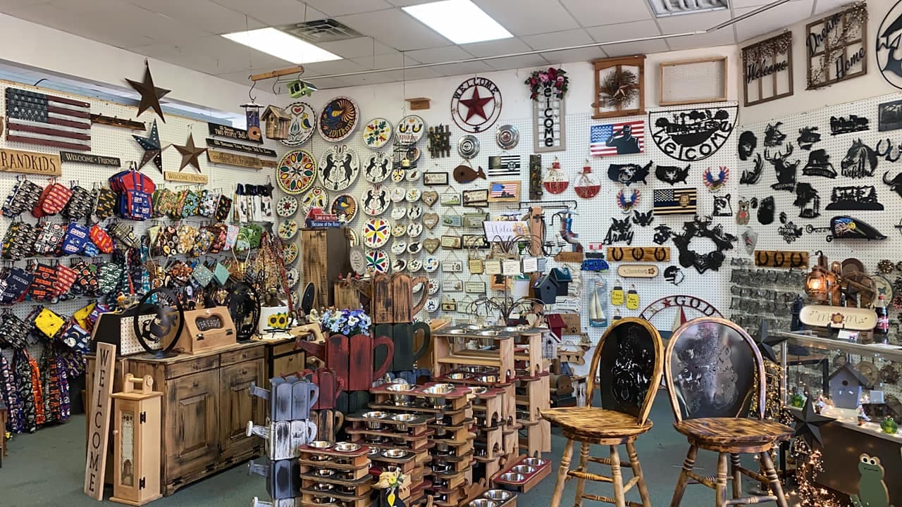 <b><a href="https://www.facebook.com/PoconoBazaarFleaMarket" target="_blank">Pocono Bazaar Marketplace</a></b> 
<br>
<b>1 Municipal Dr, East Stroudsburg</b>
<br>Llueva o haga sol, Pocono Bazaar Marketplace da la bienvenida a los compradores los sábados, domingos y feriados de 9 am a 5 pm.