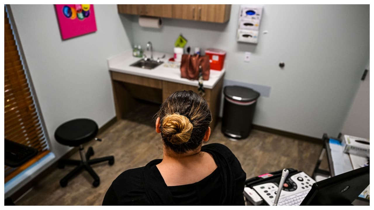 <h2 class="cms-H2-H2"></h2>
<h2 class="cms-H2-H2"><b><a href="https://www.univision.com/noticias/gobernador-de-florida-firma-la-ley-que-prohibe-el-aborto-despues-de-las-seis-semanas-de-gestacion-video">SB-300, ley sobre aborto</a></b></h2>
<b><a href="https://www.univision.com/noticias/gobernador-de-florida-firma-la-ley-que-prohibe-el-aborto-despues-de-las-seis-semanas-de-gestacion-video"> </a></b>
<br>
<br>
<b>El gobernador Ron DeSantis firmó el 14 de abril la ley del aborto que prohíbe a las mujeres abortar después de las seis semanas de embarazo</b>, en lugar de la semana 15, que es lo permitido actualmente en Florida. 
<br>
<br>La ley incluye excepciones por violación, incesto y trata de personas, aunque se deben cumplir con ciertos requisitos para que califiquen en dicha categoría.
<br>
<br>Contra este polémico proyecto de ley los demócratas presentaron numerosas enmiendas, todas las cuales fueron rechazadas.
<br>
<br>La iniciativa dispone además de 25 millones de dólares para aumentar los servicios médicos y apoyo a las mujeres embarazadas.