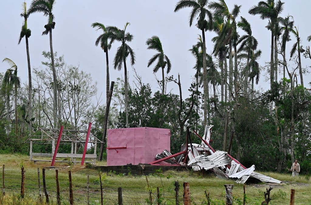 En Artemisa, los fuertes vientos del huracán Rafael arrancaron los techos de algunas propiedades dejándolos en terrenos distantes, como escombros.
