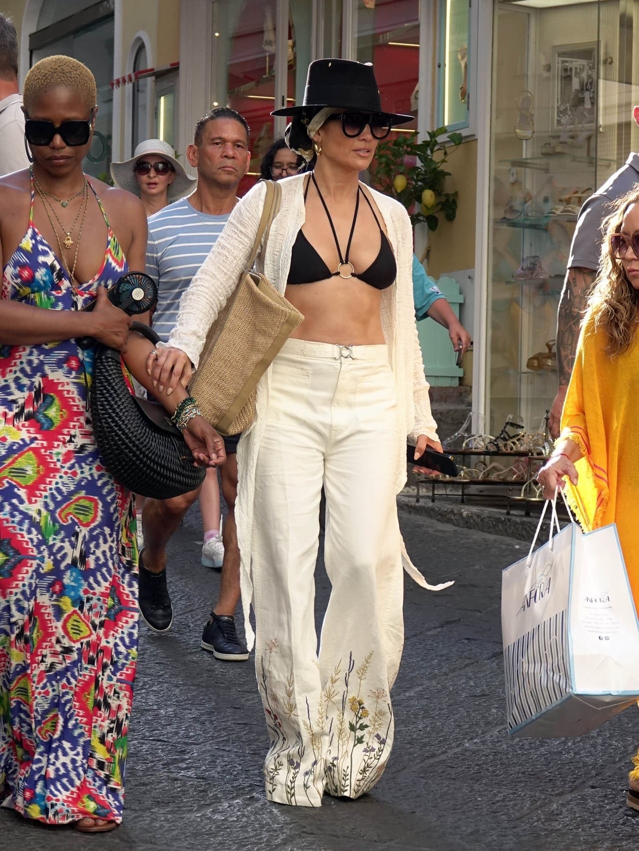 Su ‘look’ estuvo terminado gracias a un pañuelo en su cabeza, debajo de un elegante sombrero, y lentes de sol oscuros. 
<br>