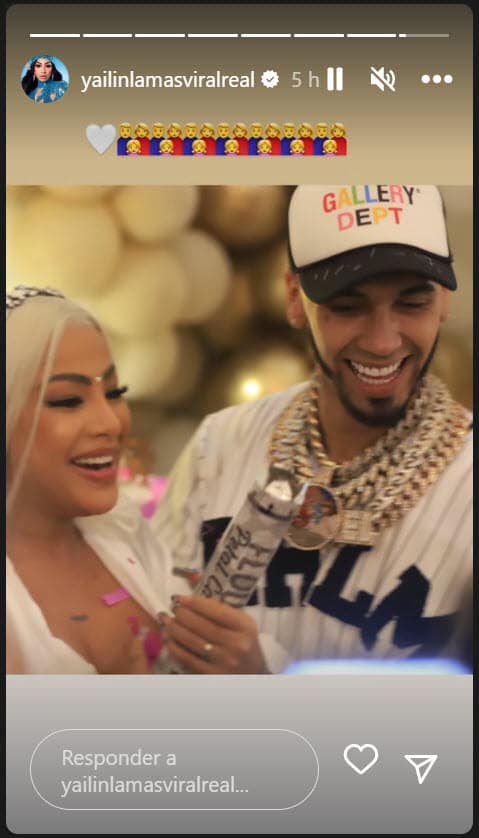 Cuando la pareja anunció que tendría una niña, la cantante apareció con otro vestido. 
<br>