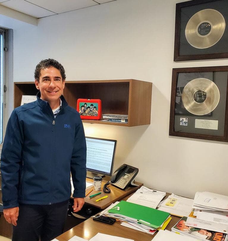 <b>Ricky Meléndez</b>, su compañero en la agrupación, compartió un video en Instagram donde Ray interpreta 'Si tú no estás'.
<br>