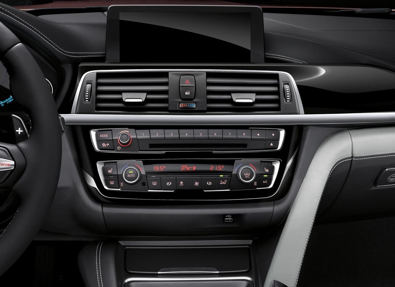 El centro del instrumental comparte más puntos en común con el M4 Coupé: con detalles cromados, se trata de un panel que evoluciona en cuanto a conectividad, con acceso WiFi y fuentes de carga para teléfonos móviles.