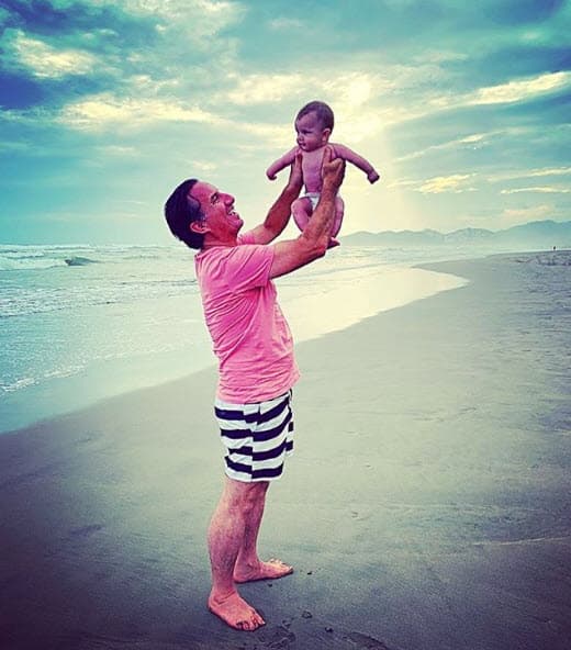 Plutarco Haza está disfrutando al máximo de su faceta como papá junto a su esposa Ximena del Toro tras la llegada de su segundo hijo, Leonardo.