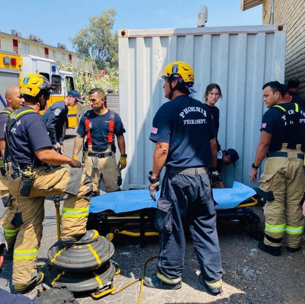 Reportes de testigos indican que el hombre rescatado 
<b>resbaló mientras caminaba sobre el contenedor</b> de envío.