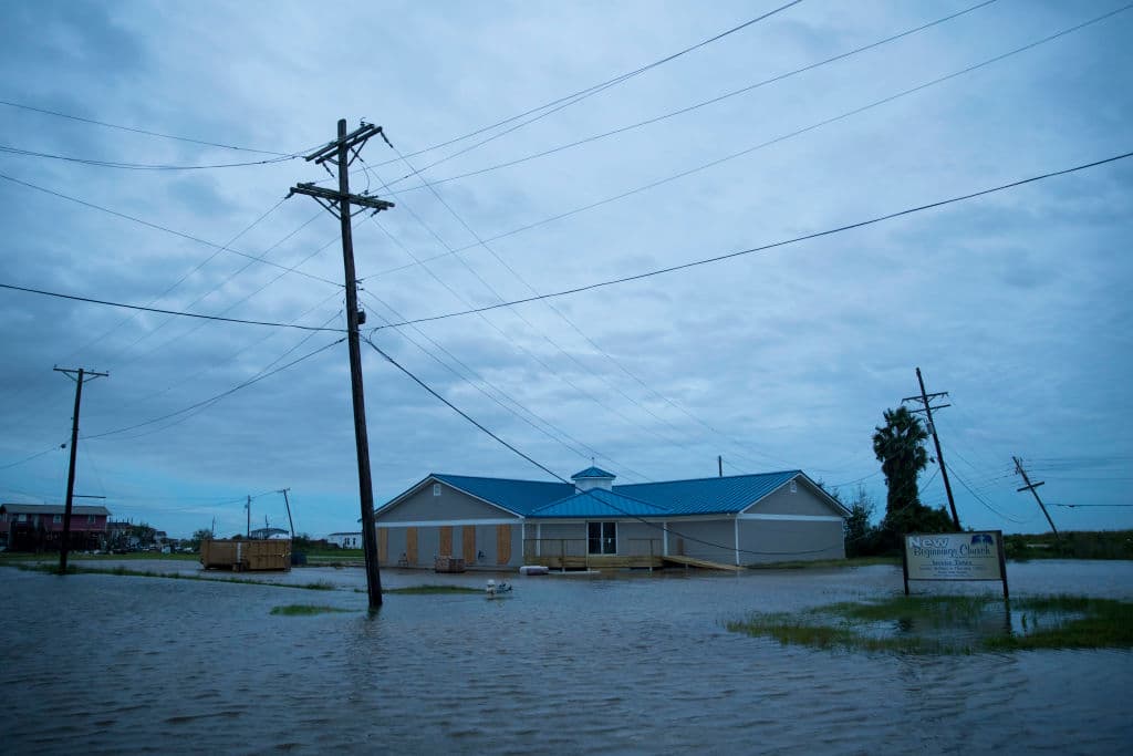 Otras áreas de Texas como Sabine Pass, al este del estado, fueron más afectadas con inundaciones en sus calles por las lluvias de Laura.