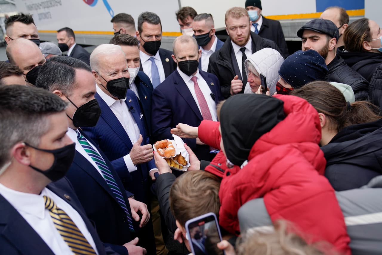 El presidente Biden se reúne con refugiados ucranianos y trabajadores de ayuda humanitaria durante una visita al estadio PGE Narodowy, el sábado 26 de marzo de 2022 en Varsovia.