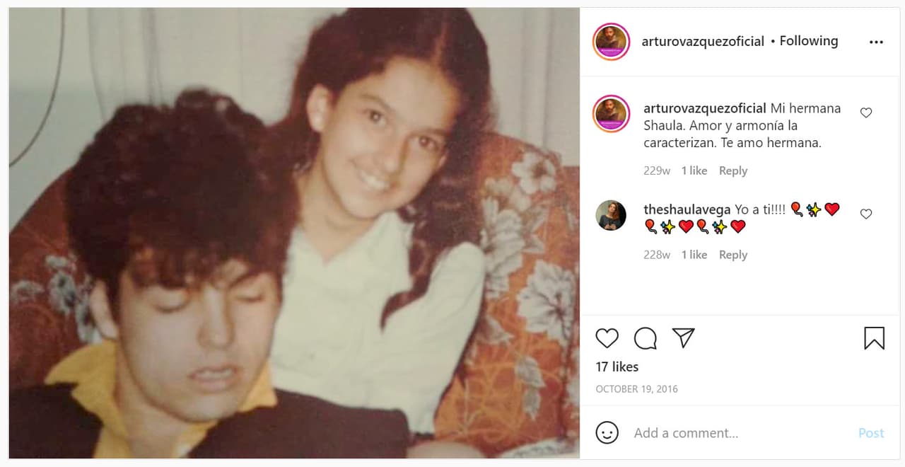 Además, el 19 de octubre de 2016 Arturo compartió esta fotografía en Instagram donde ambos aparecen y escribió: "Mi hermana Shaula. Amor y armonía la caracterizan. 
<b><a href="https://www.univision.com/famosos/isela-vega-novelas-muerte-fotos">Te amo hermana</a></b>".
<br>