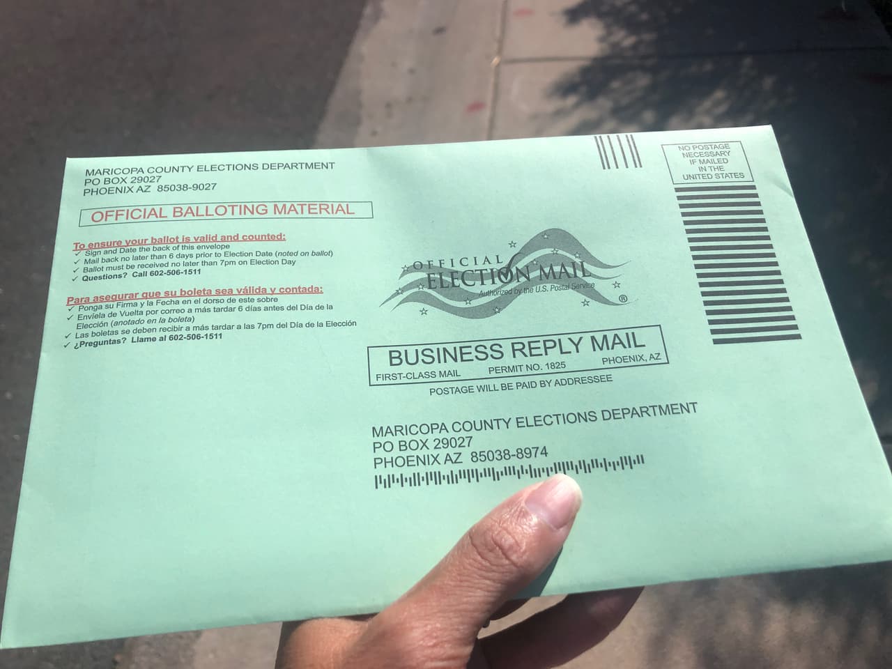 Esta es una 
<b>boleta electoral</b> del condado 
<b>Maricopa</b> lista para regresar por correo o en uno de los buzones dispuestos para su devolución.