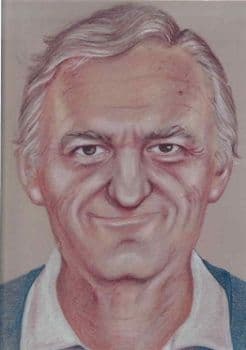 <h3 class="cms-H3-H3">William Bradford Jr. Bishop</h3>
<br>
<br>Con 84 años cumplidos, Bradford Jr. 
<b><a href="https://www.interpol.int/es/Como-trabajamos/Notificaciones/Ver-las-notificaciones-rojas#1976-371" target="_blank">es acusado de cinco cargos de asesinato. </a></b>
<br>
<br>Nacido el 1 de agosto de 1936, este oriundo de Pasadena California tiene como rasgos distintivos un mentón hendido y una cicatriz quirúrgica en la parte baja de la espalda. 
<br>
<br>