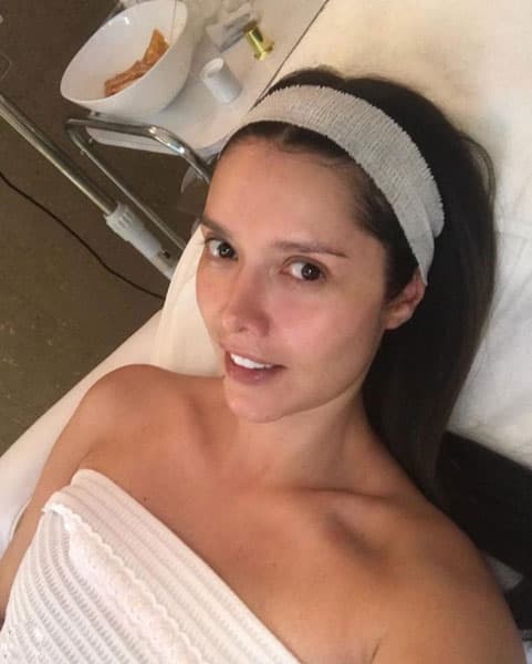 De vez en cuando comparte con sus seguidores fotos donde aparece sin una gota de maquillaje. A pesar de que la mayoría de los comentarios son elogios, también ha recibido crueles críticas.