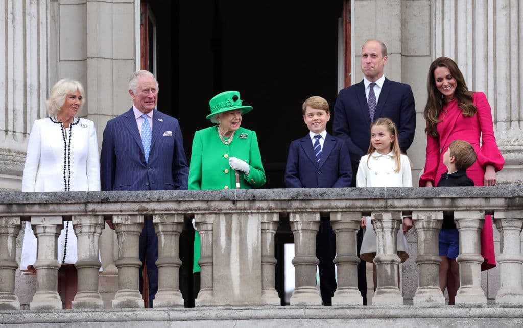 La reina Isabel II, en el balcón del Palacio de Buckingham con miembros de la familia real durante el desfile del Jubileo de Platino el 05 de junio de 2022 en Londres, Inglaterra.