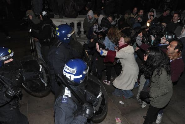 Estas cuotas significarían una subida de casi el tiple, lo que causó el disgusto y protesta por parte de los estudiantes londinenses.